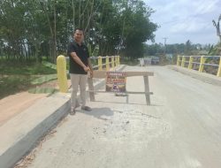 MASYARAKAT KECEWA BELUM LAMA DIBANGUN JEMBATAN DESA HARAPAN MAKMUR RUSAK MINTA SEGERA DI PERBAIKI